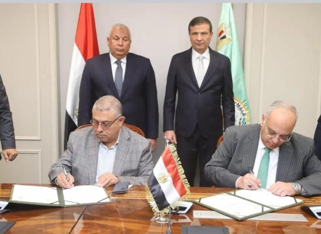 وزير الزراعة ومحافظ الوادي الجديد يشهدان توقيع بروتوكول  لحماية مركز إنتاج الحرير من زحف الرمال