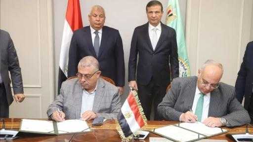 وزير الزراعة ومحافظ الوادي الجديد يشهدان توقيع بروتوكول  لحماية مركز إنتاج الحرير من زحف الرمال