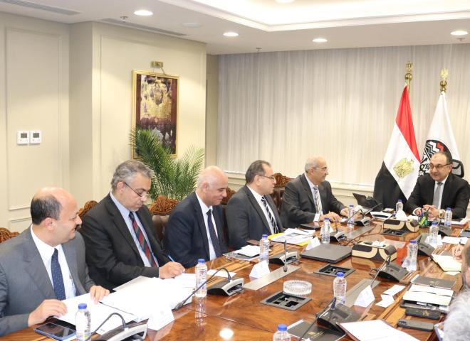 وزير قطاع الأعمال العام يستقبل وفدا رفيع المستوى من مجموعة البنك الدولي لبحث تعزيز التعاون المشترك