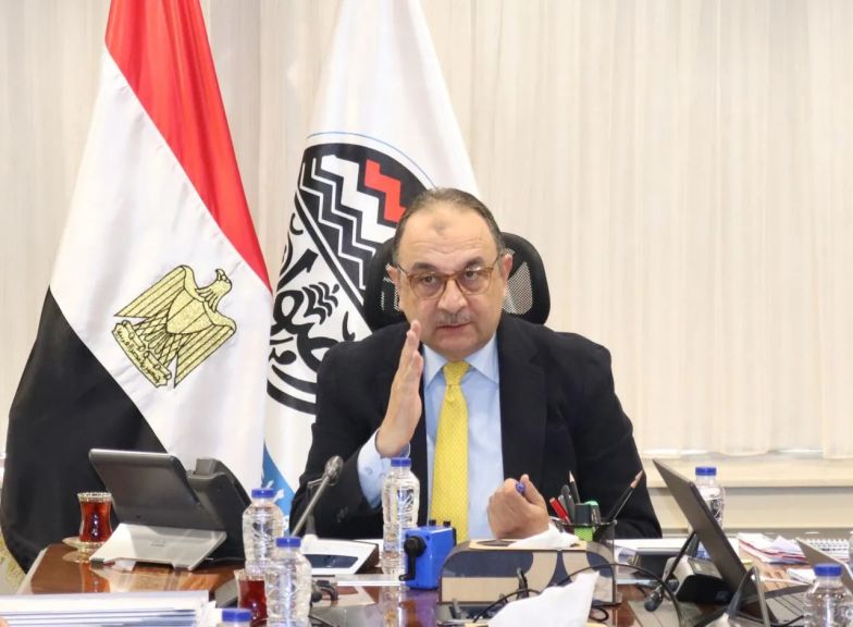 وزير قطاع الأعمال العام يعقد اجتماعًا دوريا لمتابعة مستجدات المشروع القومي لتطوير صناعة الغزل والنسيج