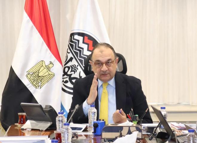 وزير قطاع الأعمال العام يعقد اجتماعًا دوريا لمتابعة مستجدات المشروع القومي لتطوير صناعة الغزل والنسيج