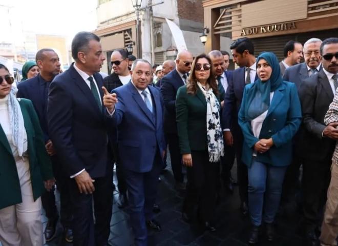 وزيرة التنمية المحلية ومحافظ بورسعيد يتفقدان نموذج تطوير أسواق الحميدي والتجاري بحضور وفد من برنامج ” الهابيتات”