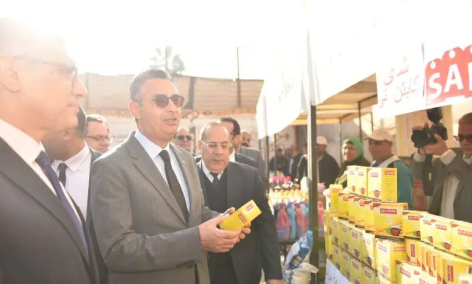 وزير التموين ومحافظ الجيزة يفتتحان سوق «اليوم الواحد» بشارع فيصل بتخفيضات 20%