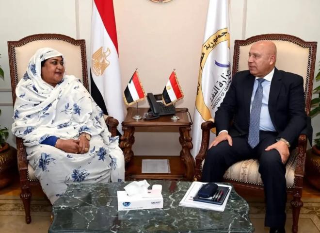 نائب رئيس مجلس الوزراء للتنمية الصناعية وزير الصناعة والنقل يبحث مع وزيرة الصناعة والتجارة السودانية سبل تعزيز التعاون  الصناعي والتجاري