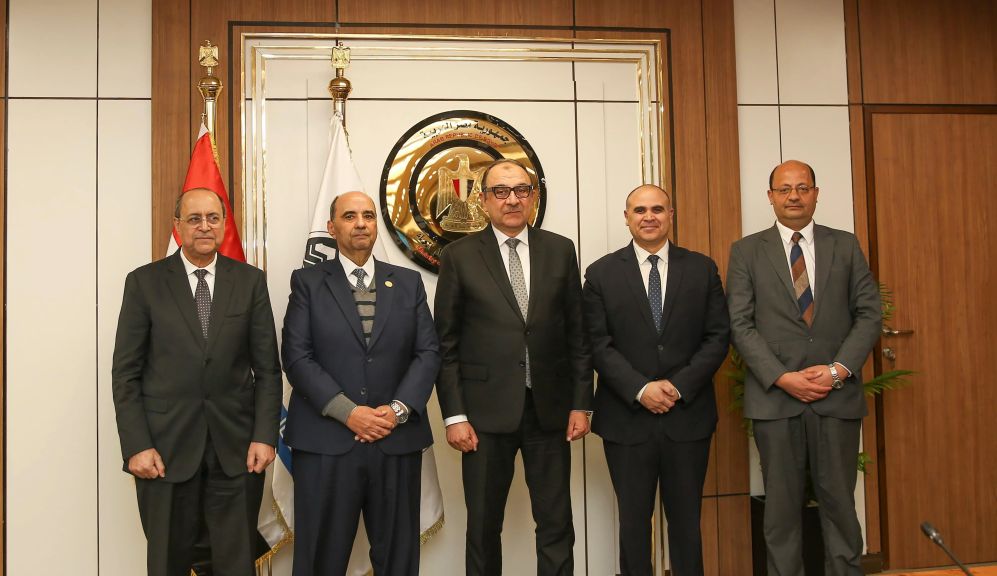 وزير قطاع الأعمال العام يشهد توقيع ”النهضة للصناعات” اتفاقية لشراء طاقة متجددة لمدة 30 عامًا