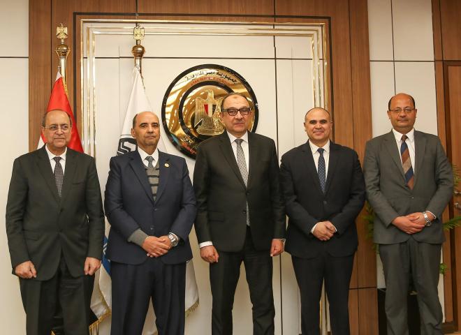 وزير قطاع الأعمال العام يشهد توقيع ”النهضة للصناعات” اتفاقية لشراء طاقة متجددة لمدة 30 عامًا