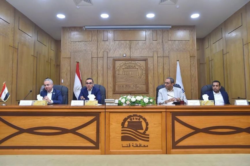 وزير الاستثمار خلال لقائه مع مستثمري قنا:  - تشكيل فريق عمل مشترك مع المحافظة للانتهاء من حصر ومعالجة التحديات القائمة خلال مدة زمنية لا تتجاوز ثلاثة أسابيع