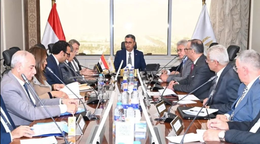 استعداداً لشهر رمضان ”وزير التموين والتجارة الداخلية” يجتمع برؤساء إدارات شركات الزيوت التابعة