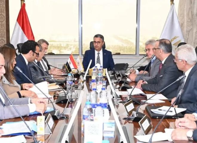 استعداداً لشهر رمضان ”وزير التموين والتجارة الداخلية” يجتمع برؤساء إدارات شركات الزيوت التابعة