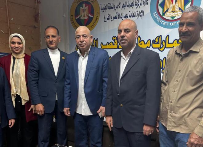 جمارك مطار الاقصر الدولى تضبط محاولة تهريب عدد من زجاجات المشروبات الكحولية