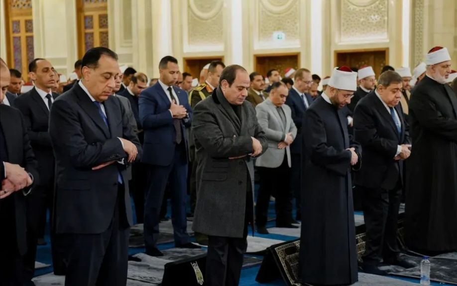 الرئيس عبدالفتاح السيسي يؤدي صلاة الفجر في مسجد العزيز الحكيم