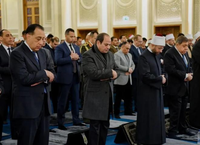 الرئيس عبدالفتاح السيسي يؤدي صلاة الفجر في مسجد العزيز الحكيم
