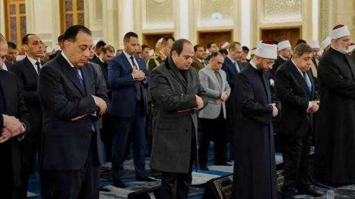 الرئيس عبدالفتاح السيسي يؤدي صلاة الفجر في مسجد العزيز الحكيم
