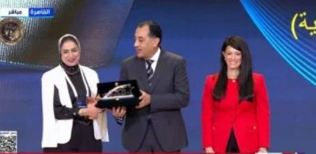 رئيس الوزراء يكرم الفائزين فى جائزة مصر للتميز الحكومى