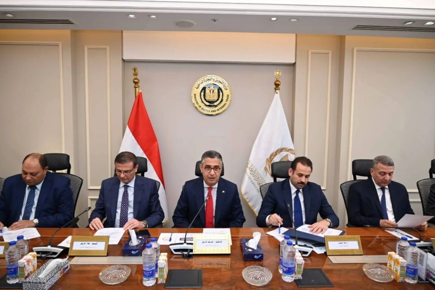 وزيرا التموين والزراعة ورئيس جهاز مستقبل مصر يبحثون مستقبل صناعة السكر