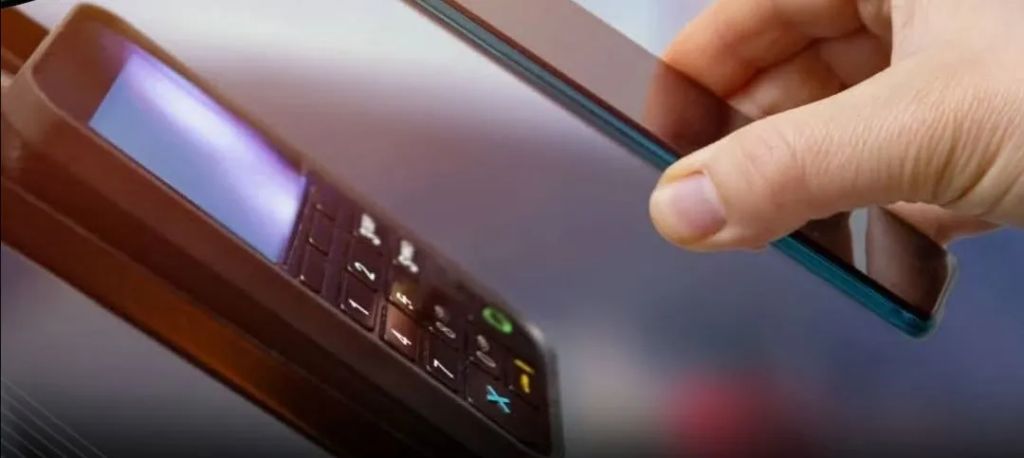 رسمياً..البنك المركزي يطلق خدمة المدفوعات الإلكترونية اللاتلامسية