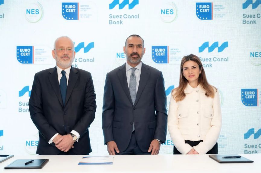 الرئيس التنفيذي لبنك قناة السويس يتسلم شهادة إدارة الجودة الدولية ISO 9001:2015 للقطاع الإداري والهندسي