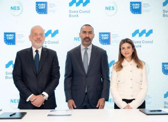 الرئيس التنفيذي لبنك قناة السويس يتسلم شهادة إدارة الجودة الدولية ISO 9001:2015 للقطاع الإداري والهندسي