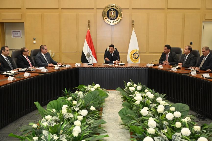 وزير الصناعة يجتمع بقيادات الوزارة ويضع الخطوط العريضة لسير العمل خلال المرحلة المقبلة