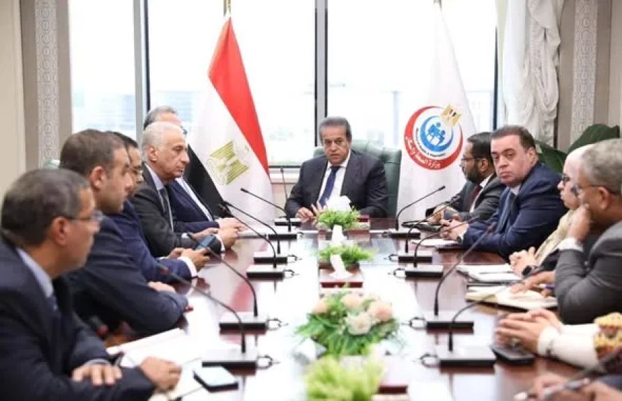 وزير الصحة يعقد اجتماعاً مع شركتي «تكنويڤ» و«ميدبوت» لبحث تفعيل تقنية الروبوت الجراحي