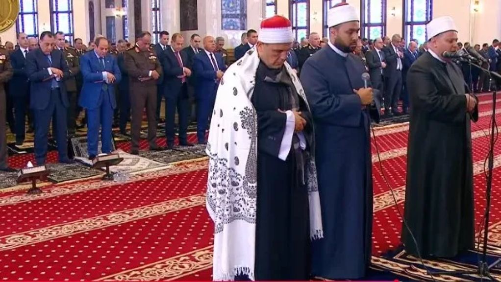 الرئيس السيسي يؤدي صلاة الجمعة بمسجد المشير طنطاوي في ذكرى انتصار العاشر من رمضان