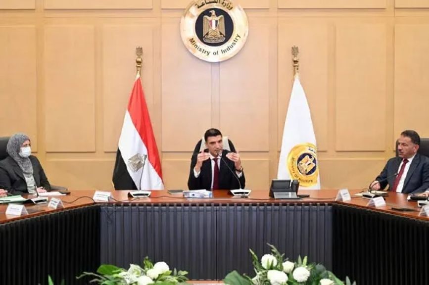 وزير الصناعة يبحث مع ممثلي شركة دي كود للاستشارات مستجدات الاستراتيجية الصناعية