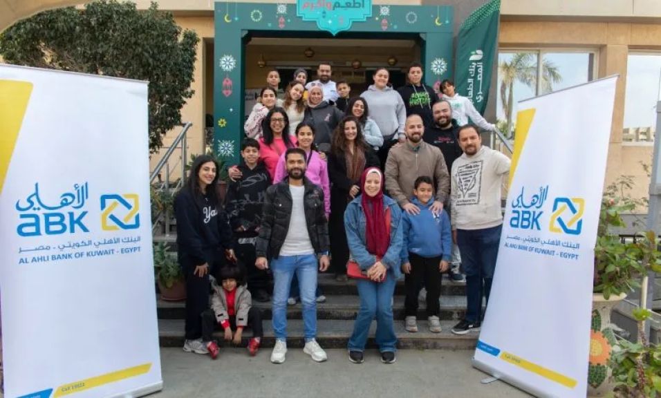 موظفو البنك الأهلي الكويتي – مصر يشاركون في تعبئة كراتين رمضان بالتعاون مع بنك الطعام المصري