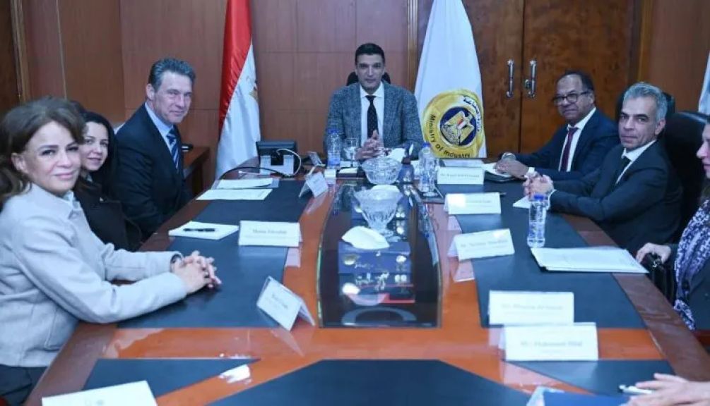 وزير الصناعة يبحث مع الأوروبي لإعادة الإعمار والتنمية برامج البنك في مصر