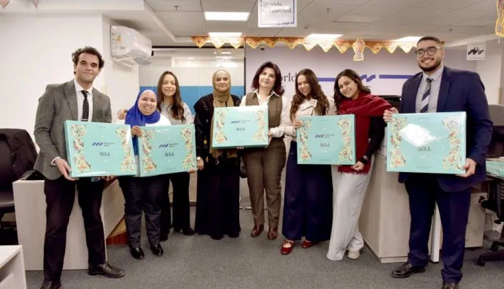 بنك قناة السويس يشارك موظفيه فرحة عيد الفطر بتوزيع كعك العيد