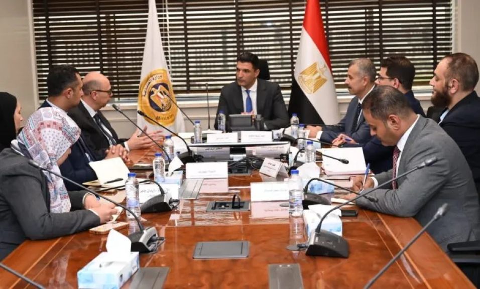 وزير الصناعة يبحث مع مجموعة سان جوبان خططها التوسعية في مواد البناء المستدامة