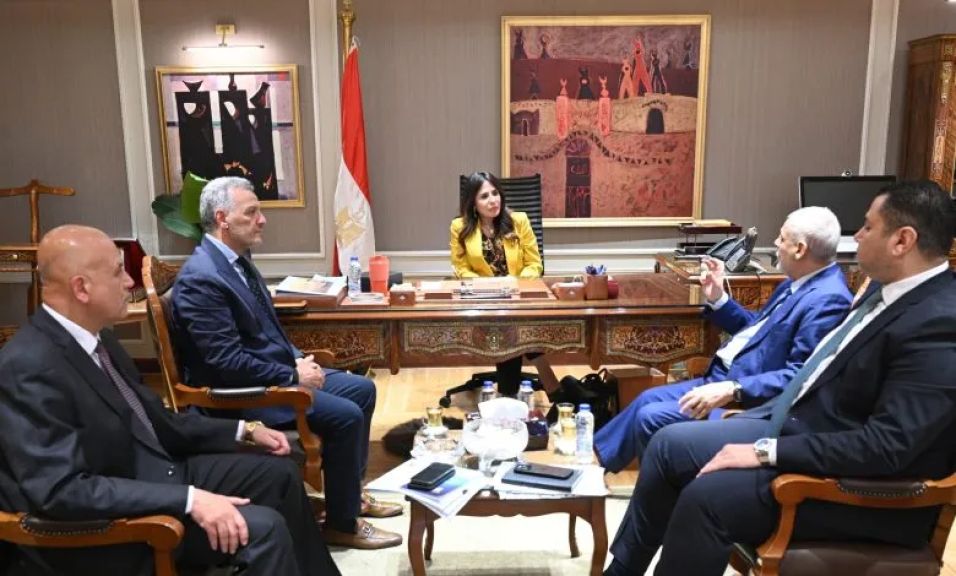 الإسكان تبحث مع «أميا باور» تنفيذ محطات تحلية