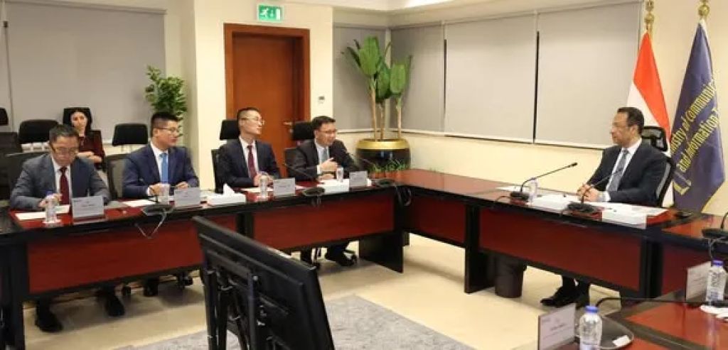 وزير الاتصالات يبحث مع هواوي تعزيز التعاون في التكنولوجيات المتقدمة والحوسبة السحابية وبناء القدرات الرقمية