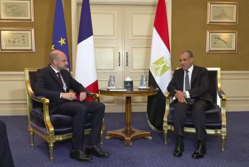 وزير الخارجية ونظيره الفرنسي يبحثان العلاقات الثنائية ومستجدات الأوضاع الإقليمية