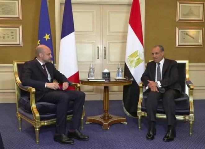 وزير الخارجية ونظيره الفرنسي يبحثان العلاقات الثنائية ومستجدات الأوضاع الإقليمية