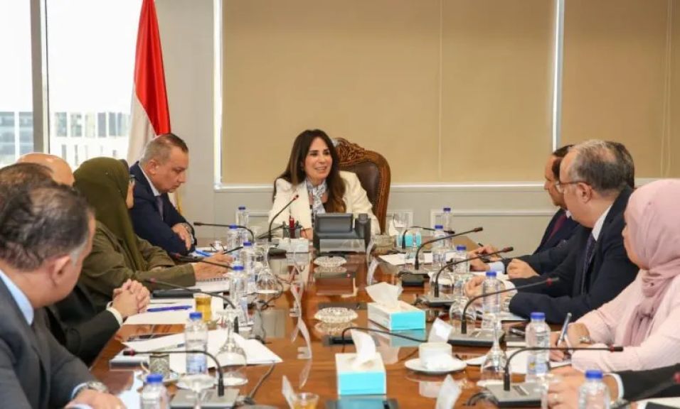 وزيرة الإسكان تبحث آليات تصنيف المطورين العقاريين