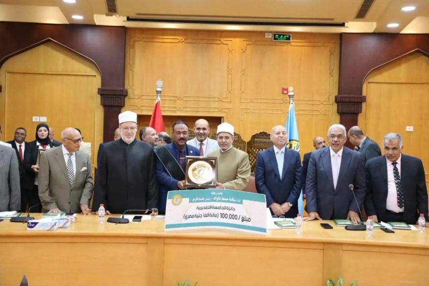 عصمت رضوان يفوز بجائزة جامعة الأزهر التقديرية في علوم اللغة العربية