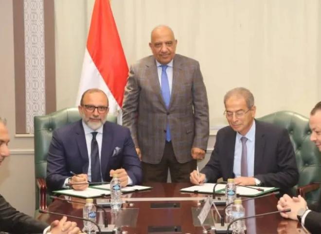 وزير الكهرباء يشهد توقيع بروتوكول بين القابضة للكهرباء واتصالات مصر لإحلال العدادات التقليدية بأخرى ذكية