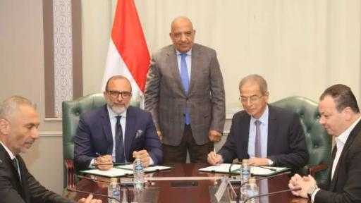 وزير الكهرباء يشهد توقيع بروتوكول بين القابضة للكهرباء واتصالات مصر لإحلال العدادات التقليدية بأخرى ذكية