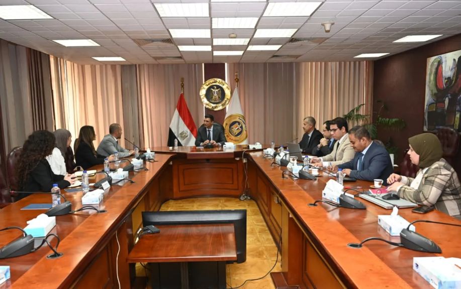 وزير الصناعة يبحث مع شركة ”بل مصر” مشروعاتها الحالية وخططها المستقبلية لتعميق التصنيع المحلي