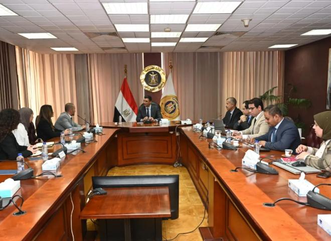 وزير الصناعة يبحث مع شركة ”بل مصر” مشروعاتها الحالية وخططها المستقبلية لتعميق التصنيع المحلي