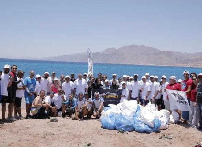 البنك الأهلي المصري ينظم فعالية بيئية لتنظيف منطقة اللاجونا بمدينة دهب بمشاركة متطوعين من العاملين