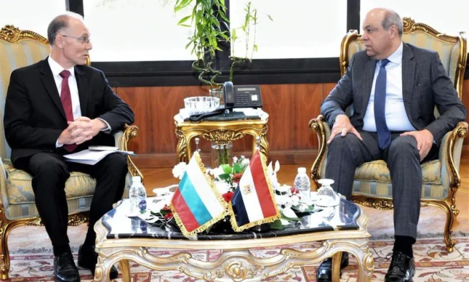 وزير الطيران يبحث مع سفير بلغاريا تعزيز التعاون وتحديث اتفاق النقل الجوي بين البلدين
