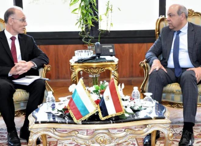 وزير الطيران يبحث مع سفير بلغاريا تعزيز التعاون وتحديث اتفاق النقل الجوي بين البلدين