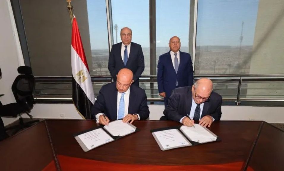 وزيرا النقل والطيران يشهدان توقيع بروتوكول لتطوير وصيانة الممرات والطرق الداخلية بالمطارات