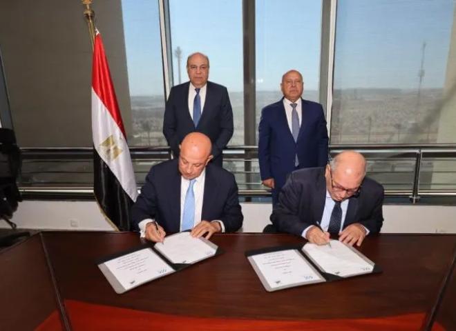 وزيرا النقل والطيران يشهدان توقيع بروتوكول لتطوير وصيانة الممرات والطرق الداخلية بالمطارات