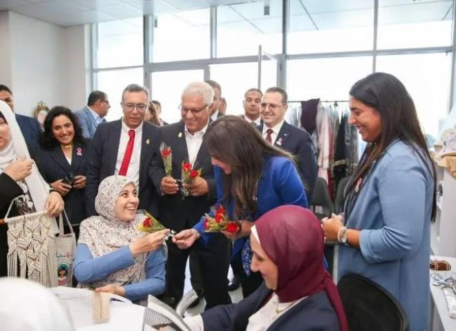 وزيرة الإسكان تزور مستشفى بهية بالشيخ زايد