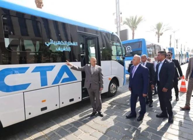 وزير النقل يدشن 10 ميني باصات جديدة لربط حدائق العاصمة وزهرة العاصمة بمحطة القطار الكهربائي الخفيف LRT