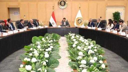 وزير الصناعة يبحث مع المجلس الرئاسي توطين تصنيع هياكل السيارات بالكامل وزيادة المكون المحلي