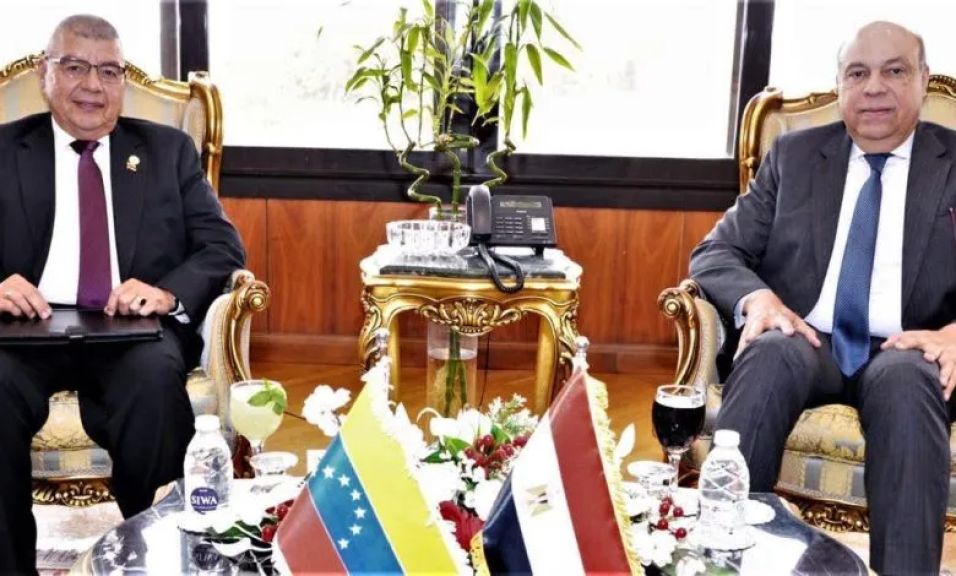 وزير الطيران يبحث مع سفير فنزويلا تعزيز التعاون والربط الجوي بين البلدين