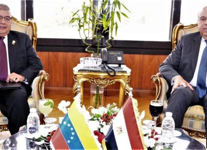 وزير الطيران يبحث مع سفير فنزويلا تعزيز التعاون والربط الجوي بين البلدين